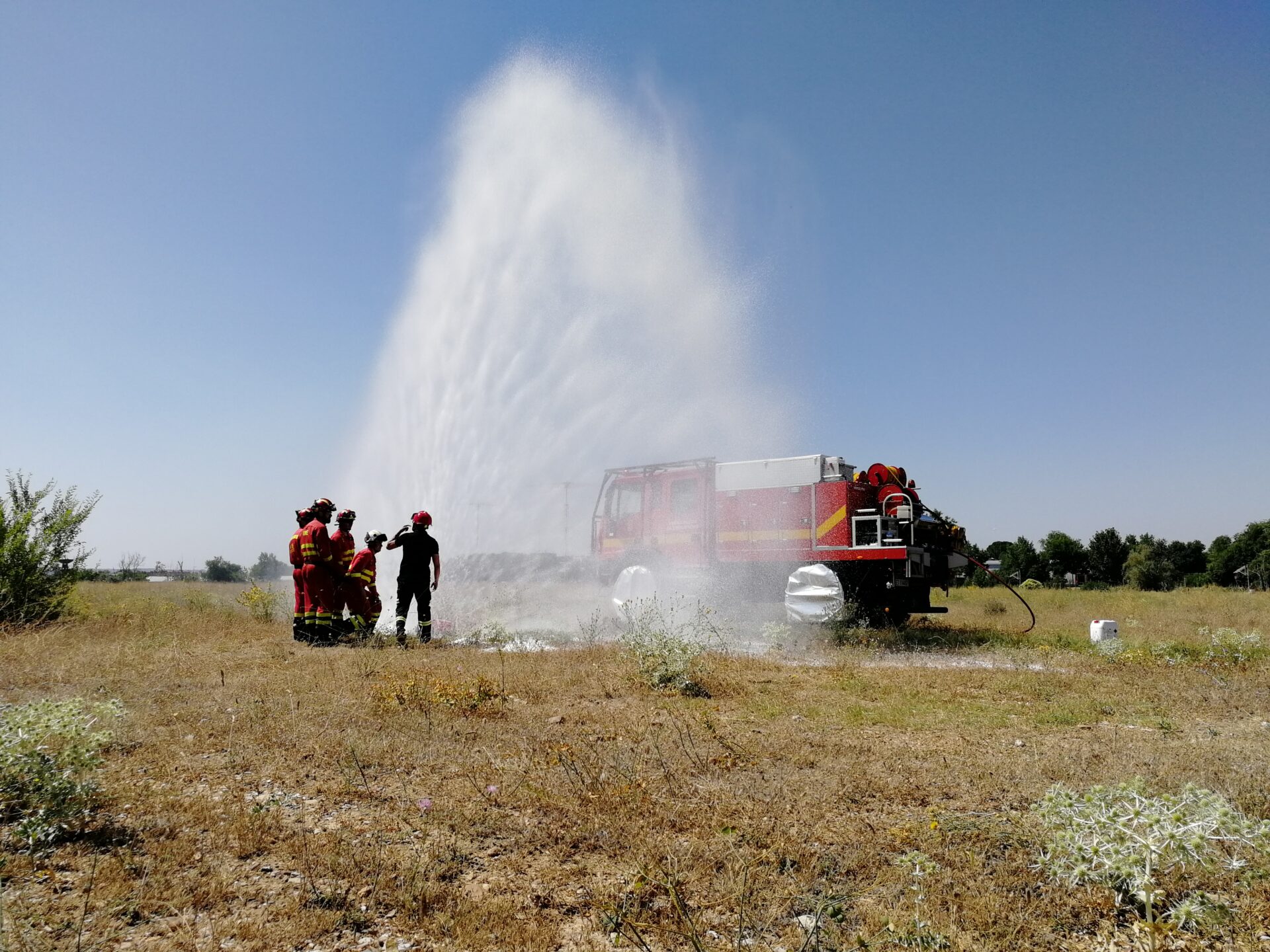 Vehículo amenazado por el fuego