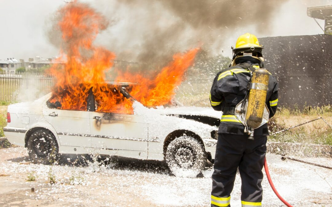 Intervention incendie sur les véhicules menacés par le feu.