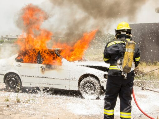 Intervention incendie sur les véhicules menacés par le feu.