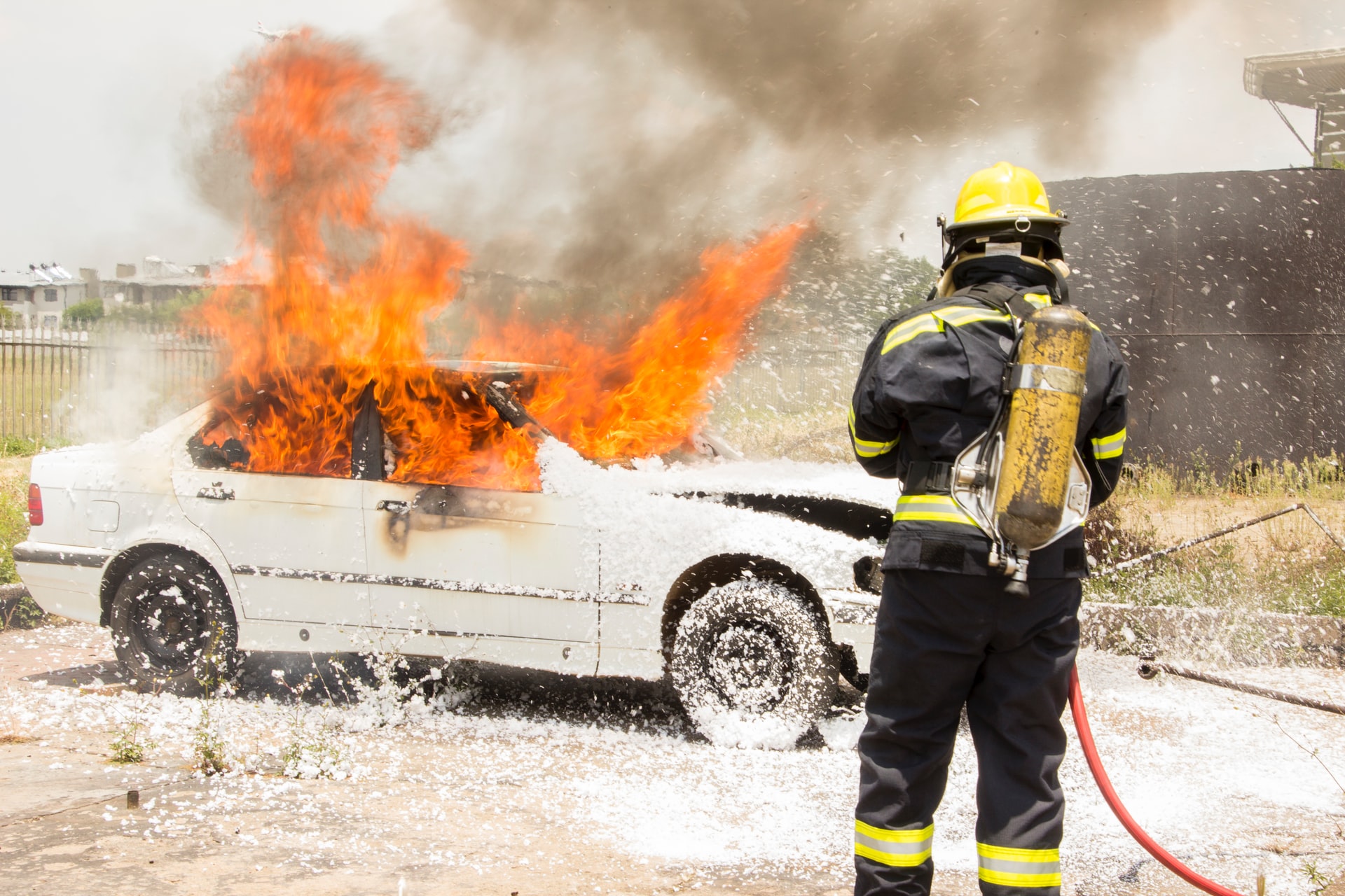 Vehículo amenazado por el fuego