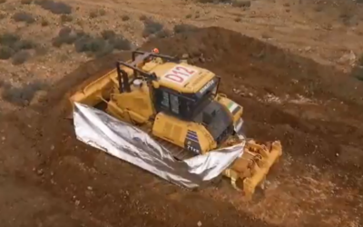 INFOEX trains survival skills with bulldozers using our fireproof blanket